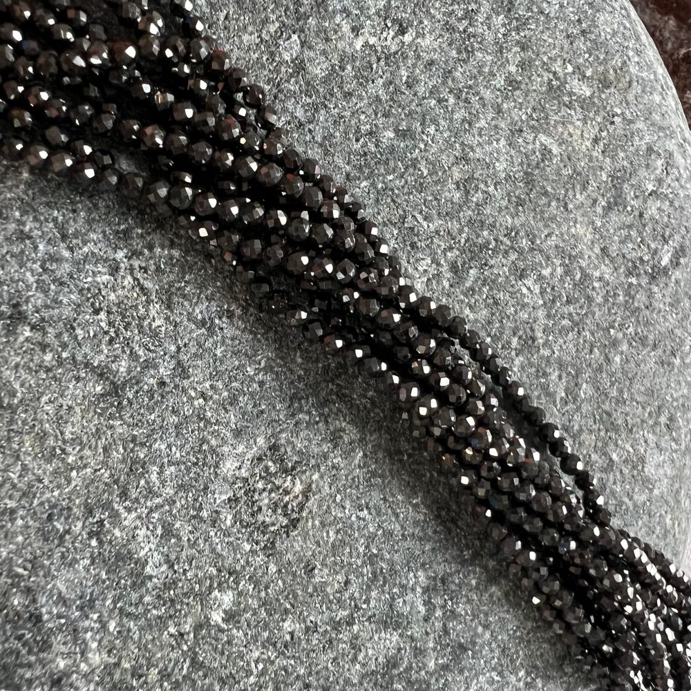 Черный турмалин (шерл). Камни для изделий на заказ. Цена зависит от вида заказанного изделия