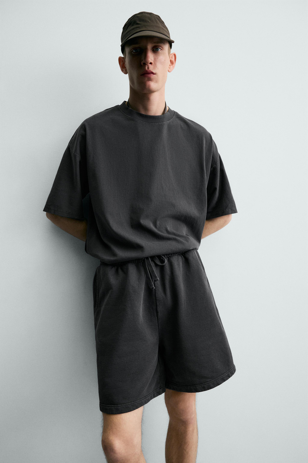 ZARA БАЗОВАЯ ФУТБОЛКА RELAXED FIT С ЭФФЕКТОМ ПОТЕРТОСТИ, ТЕМНЫЙ АНТРАЦИТ