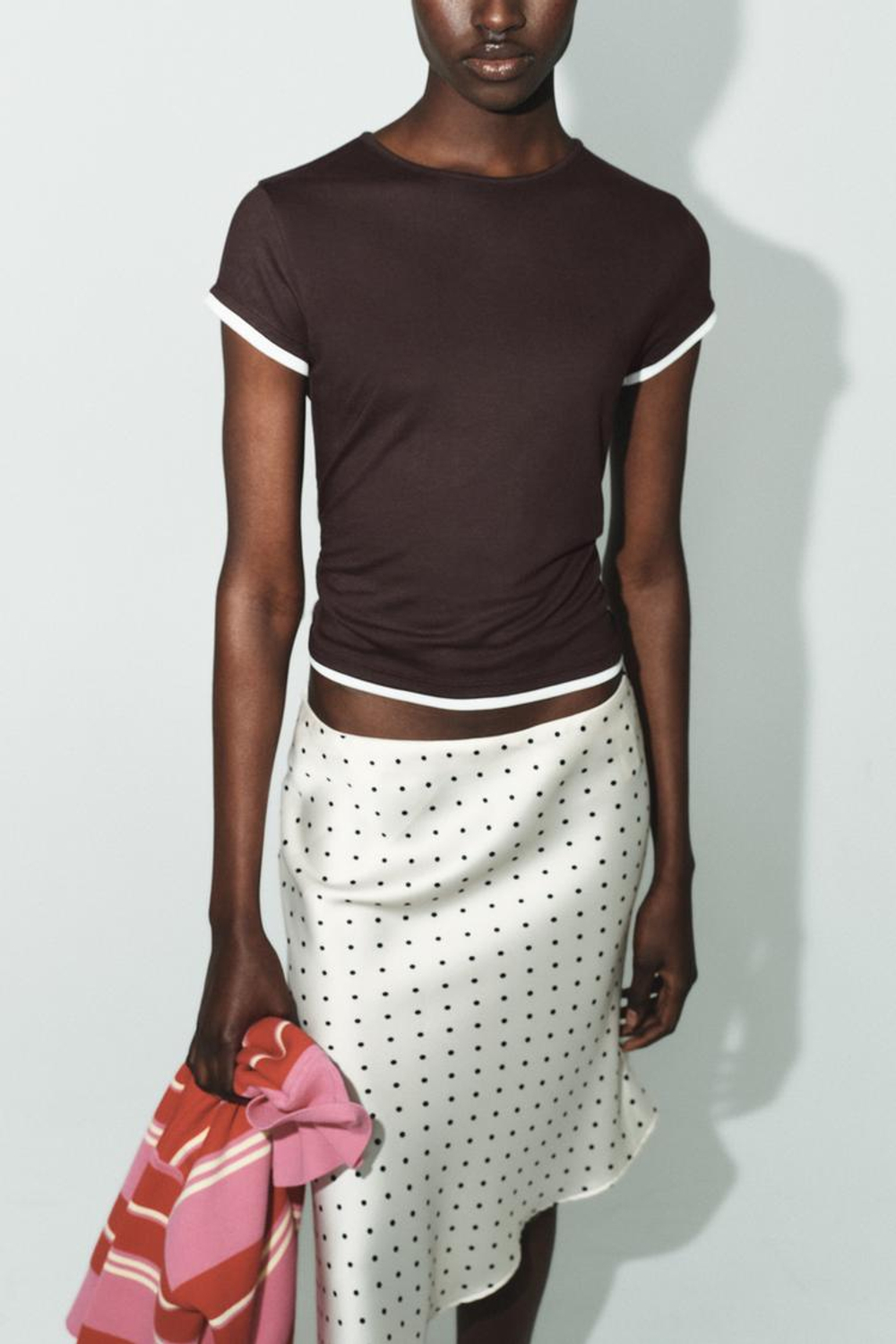 ZARA ФУТБОЛКА С КОНТРАСТНЫМИ ДЕТАЛЯМИ, ШОКОЛАДНЫЙ