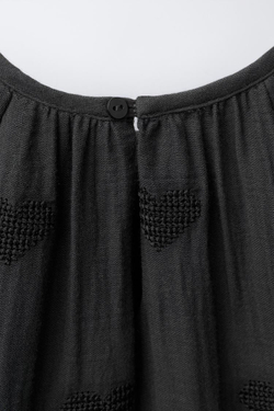 ZARA ПЛАТЬЕ С ВЫШИВКОЙ «СЕРДЕЧКИ», МЯГКИЙ СЕРЫЙ