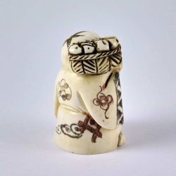 Нэцкэ Девочка Карако с корзиной рыбы на плече и персиком