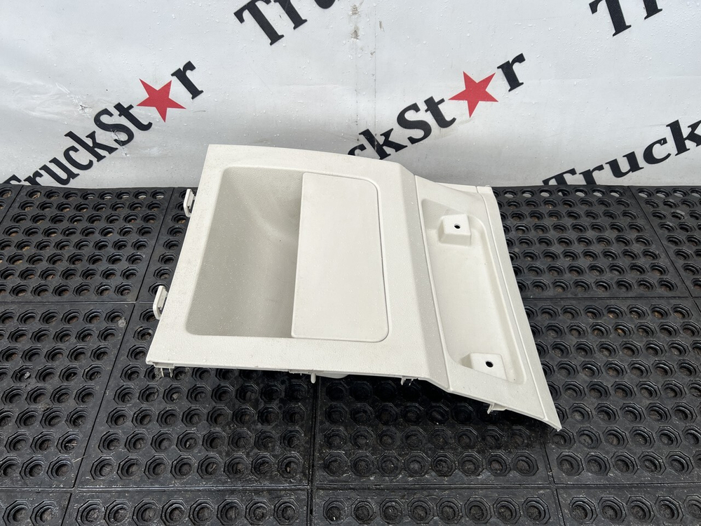 Бардачок вещевой правый 2023г