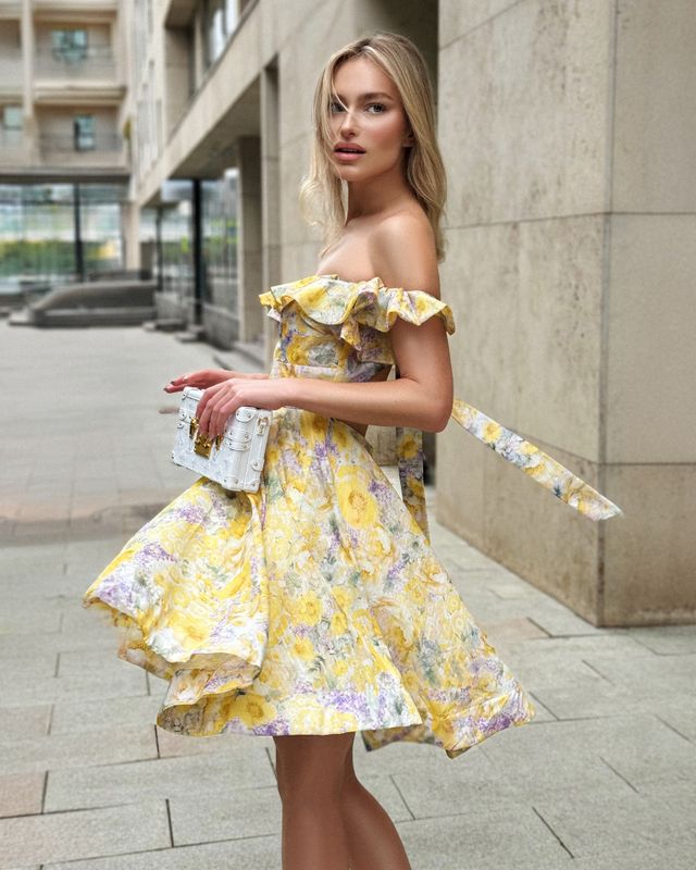 Платье мини цветочное с открытой спиной