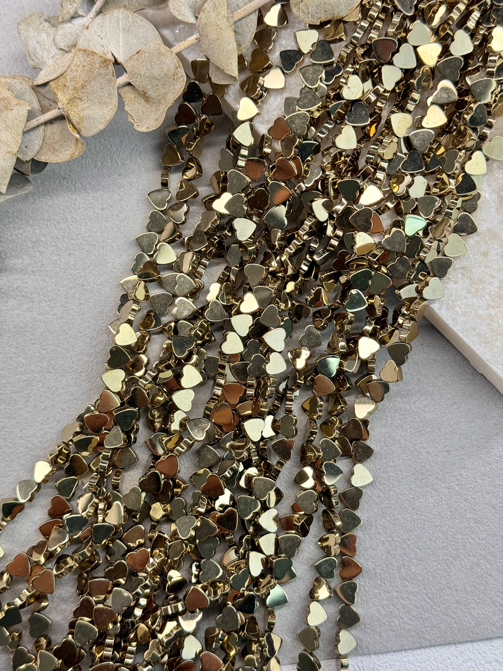 Гематит сердце, светлое золото, 6 мм, нить 40 см