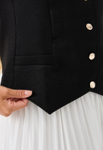 Жилетка с золотыми пуговицами