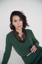 Джемпер трикотаж втачной рукав кружево в изумрудном