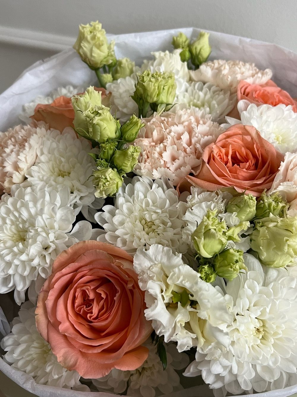 Сборный букет из хризантемы, диантусов и одноголовых роз