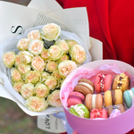 Букет кустовых пионовидных роз «Ваниль » и пирожные макарон ручной работы от «Делаем сладко»