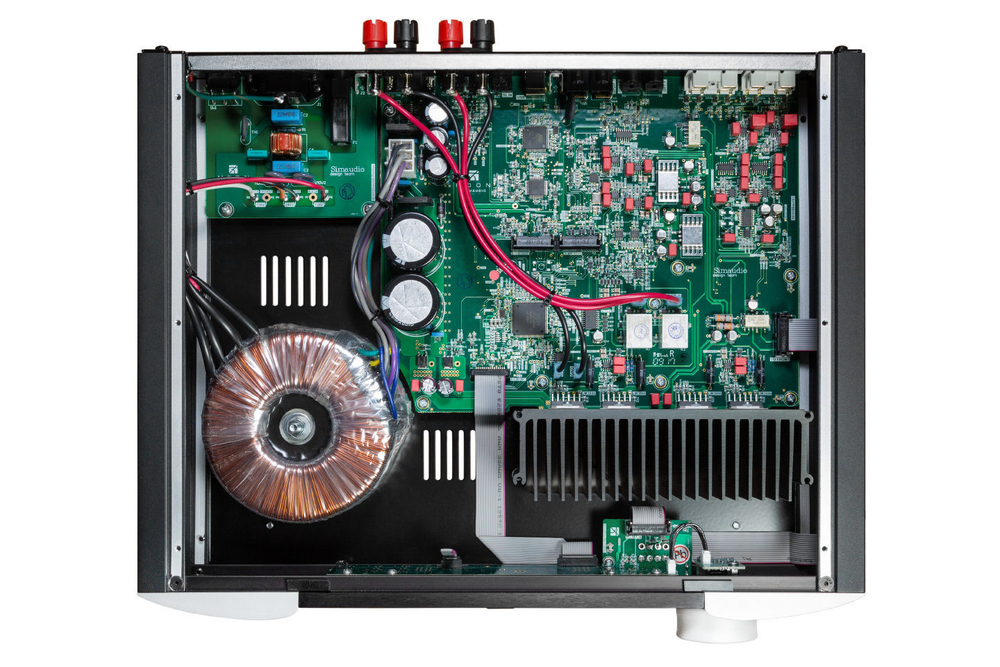 Moon by Simaudio 240i 2-tone — интегральный стереоусилитель премиум-класса