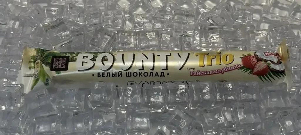 Шоколадный батончик Bounty Trio Райская клубника в белом шоколаде 78 гр 1 шт