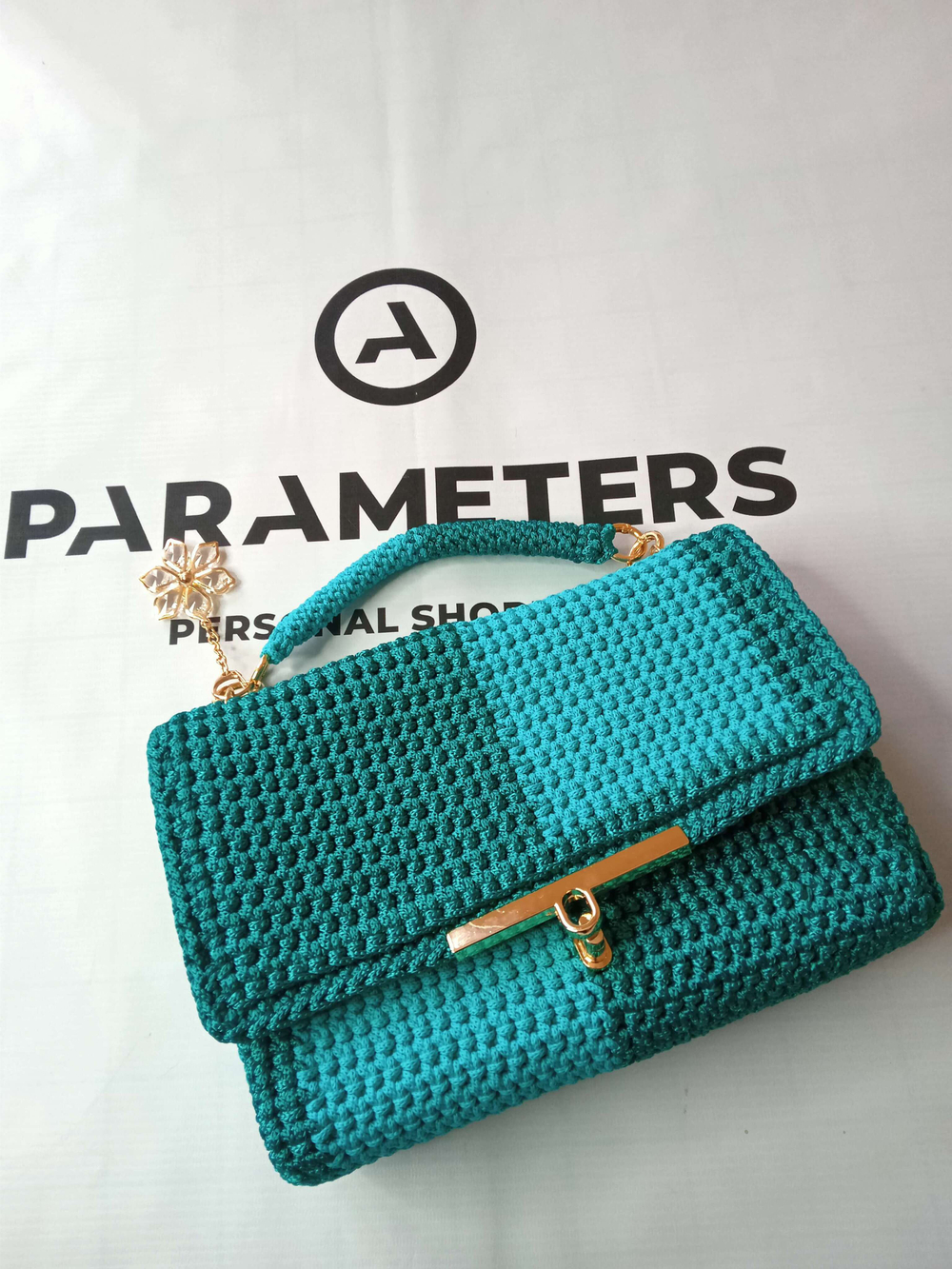 Сумка вязанная с одним отделением на подкладе.