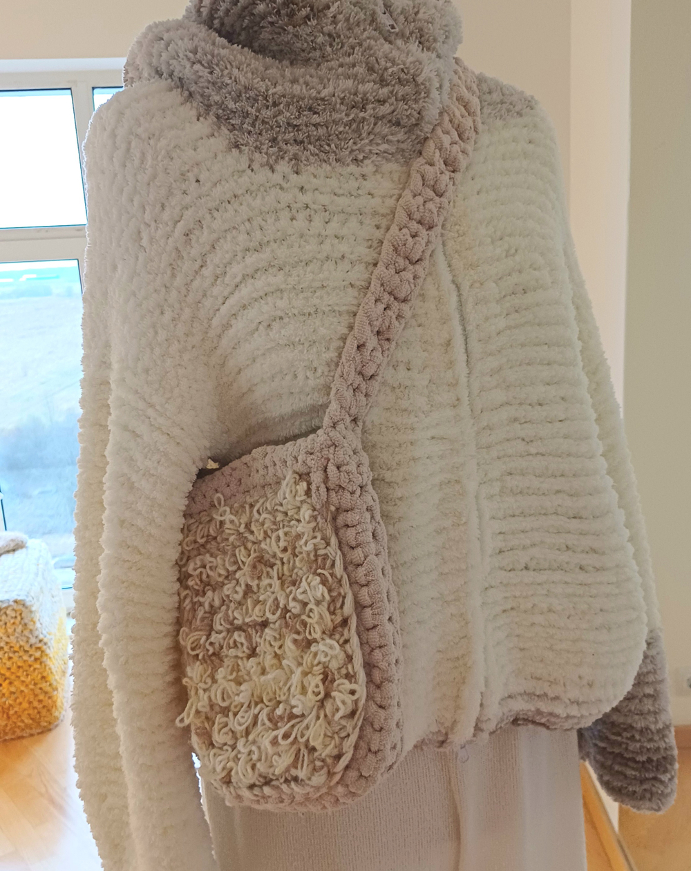 Вязаная сумочка и митенки