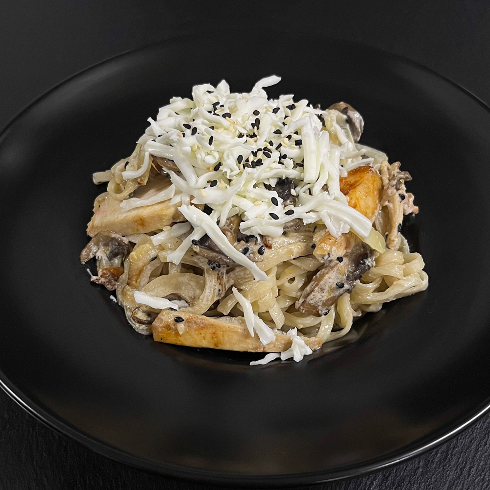 Удон с курицей в сливочном соусе