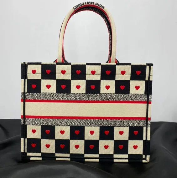 Сумка Dior Book Tote Dioramour, модель маленького формата