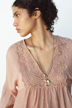 ZARA БЛУЗА ИЗ РЕЛЬЕФНОЙ ТКАНИ С КРУЖЕВОМ КРОШЕ, ЦВЕТ РОЗОВОГО ДЕРЕВА