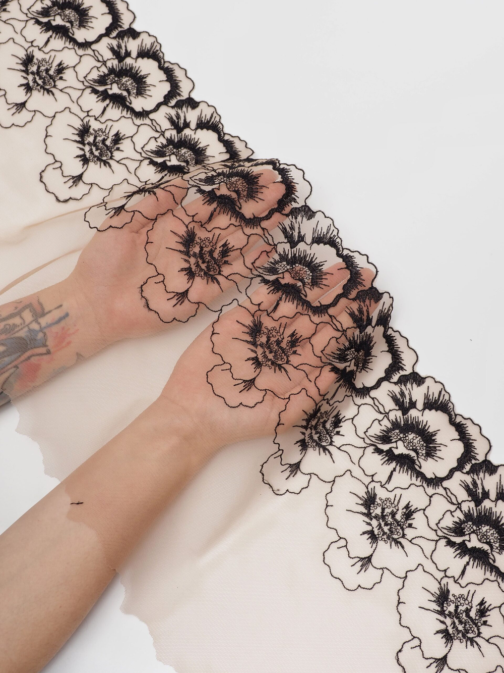 Вышивка на сетке загорелый телесный с черным ширина 27 см ОТРЕЗ 0,82 м