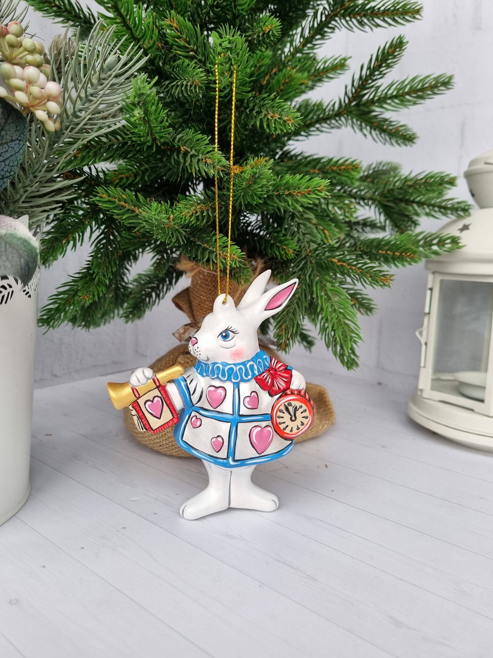 Кролик из Алисы ёлочная игрушка из фарфора