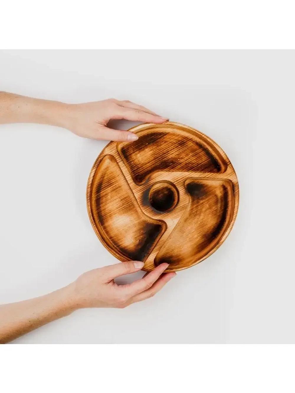 Деревянная менажница с 4 отсеками из кедра