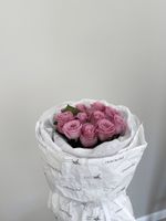 Букет 11 фиолетовых роз в оформлении