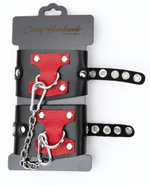 Черные наручники с красным декором и заклепками