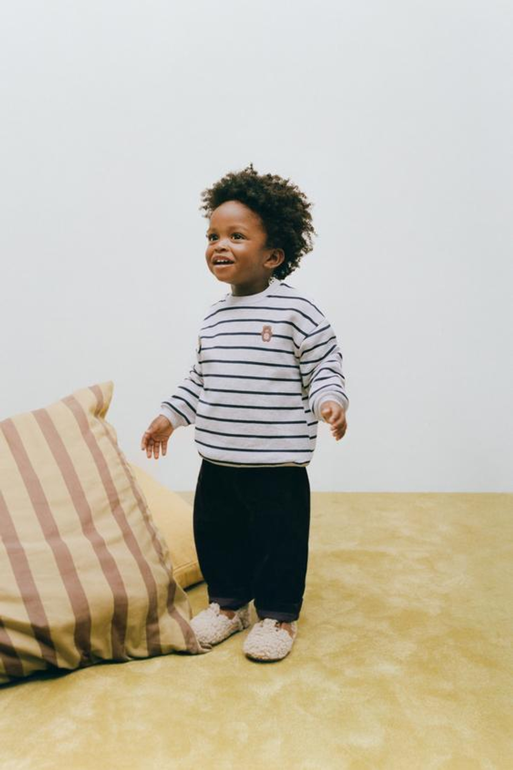 ZARA ТОЛСТОВКА В ПОЛОСКУ С ВЫШИТЫМ МЕДВЕДЕМ, СЕРЫЙ/СИНИЙ