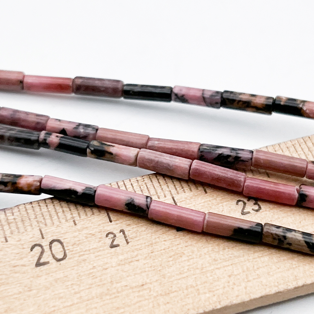 Родонит бусины, размер около 8*2,8 мм, цена за 23-24 шт (1/2 нити)