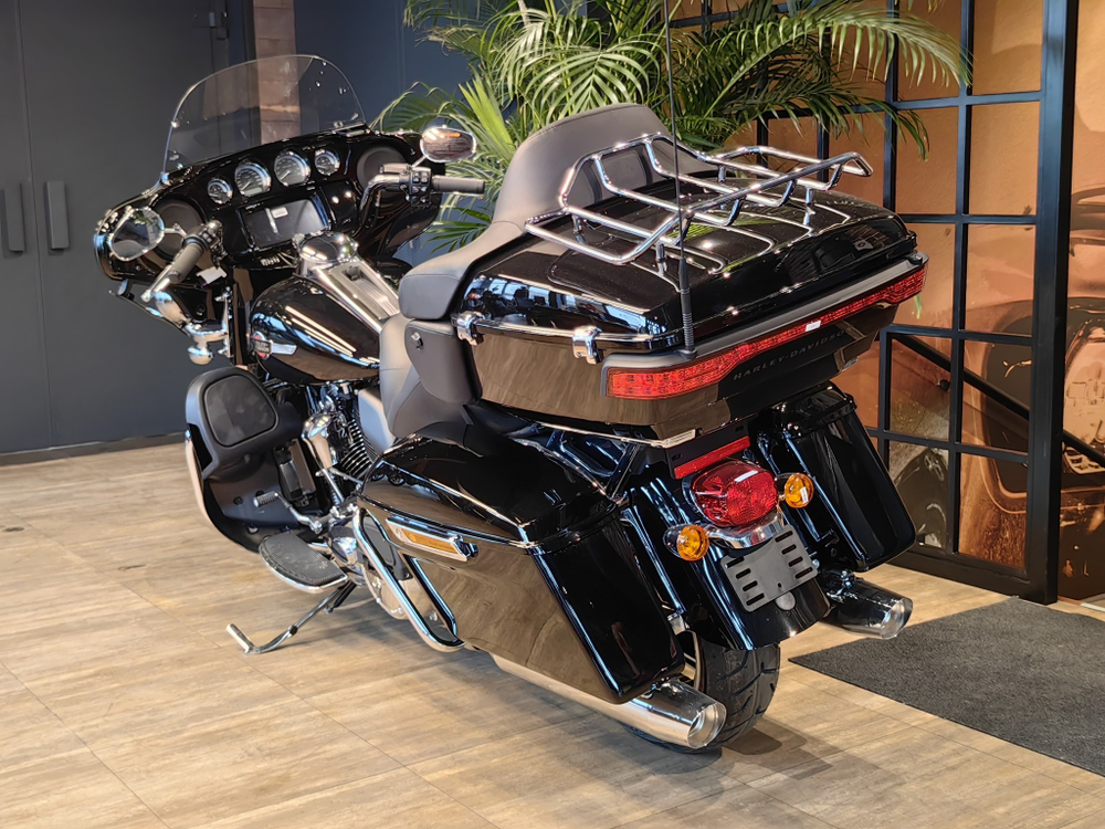 Ultra Limited, Harley-Davidson (FLHTK) Vivid Black/Chrome