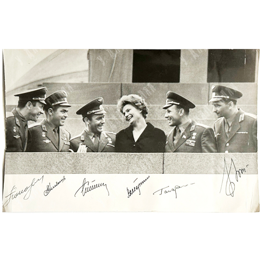 Фотограф  Г. А. Зельма. Первые советские космонавты на трибуне Мавзолея Ленина 22 июня 1963 года