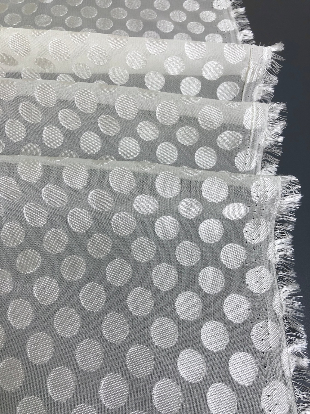 Шифон жаккард горох, молочный C3