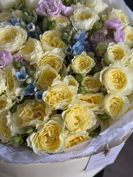 Букет из кустовых пионовидных роз, оксипеталума и маттиолы