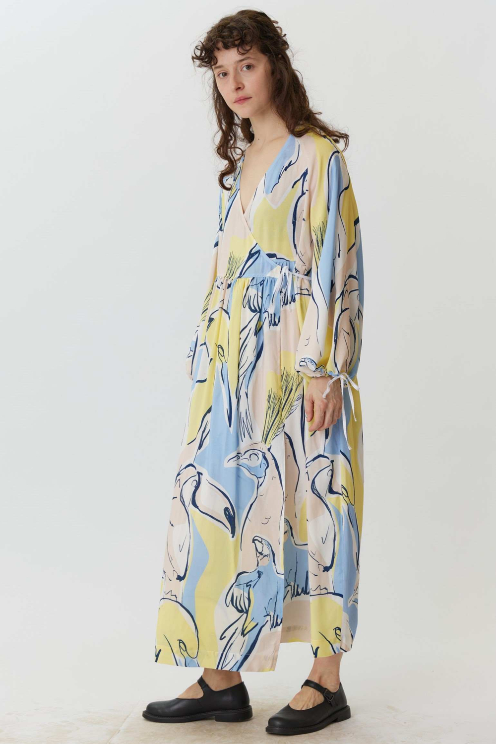 Платье на запах с широкими рукавами длины макси с птицами