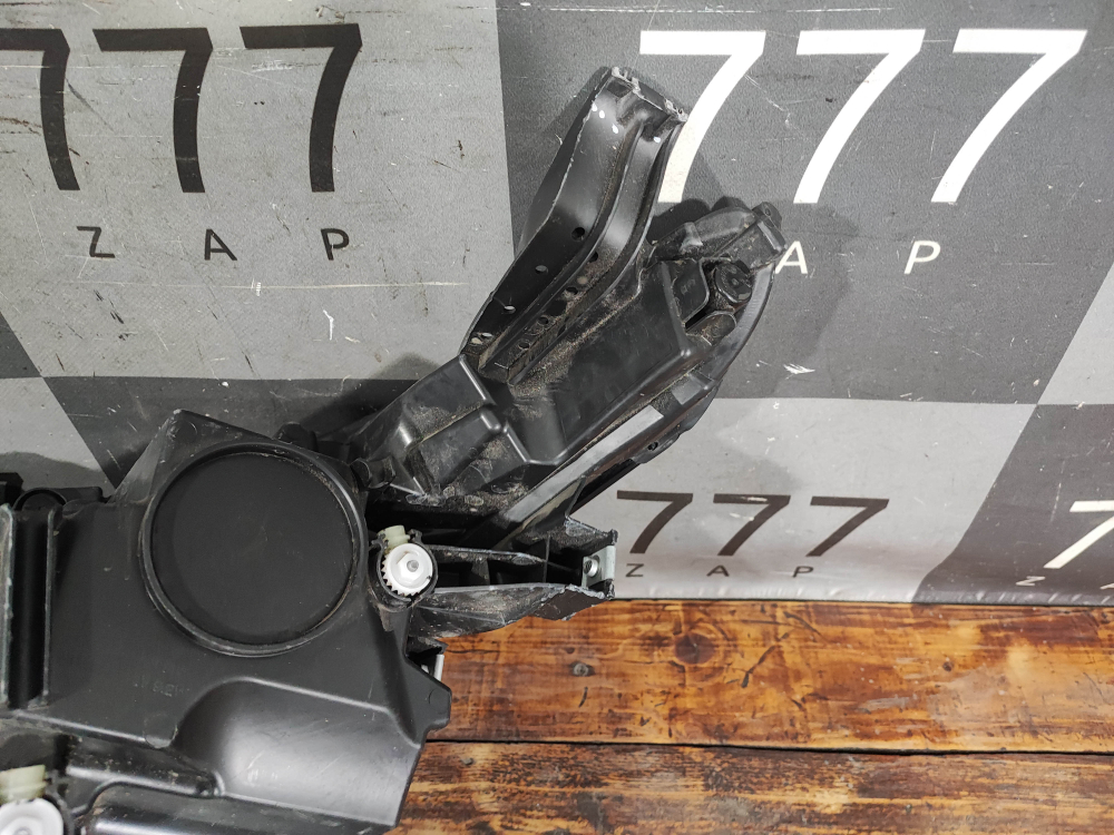 Фара правая FAW Bestune B70 20-нв Б/У Оригинал 3711030BA02D