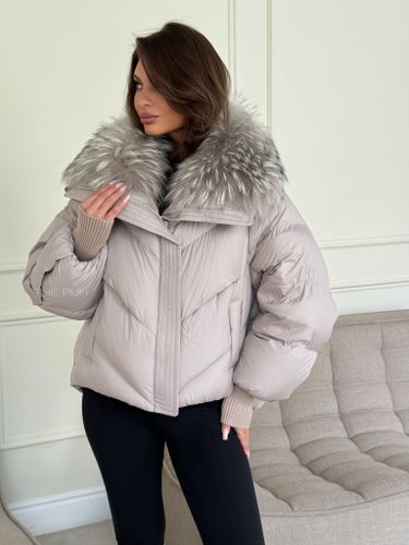 Короткий бежевый пуховик с меховым воротником