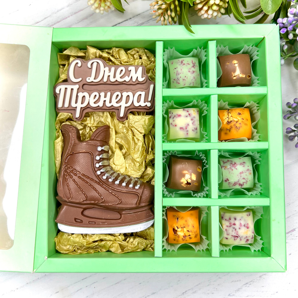 Шоколадный подарок "С Днем Тренера. Хоккей": фигурка и 8 конфет ручной работы