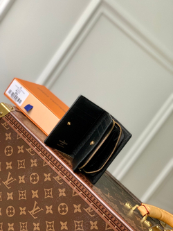 Louis Vuitton Clea Wallet