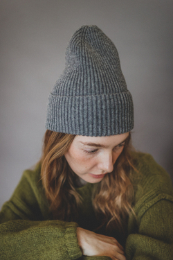 Шапка из кашемира с мериносом серого цвета