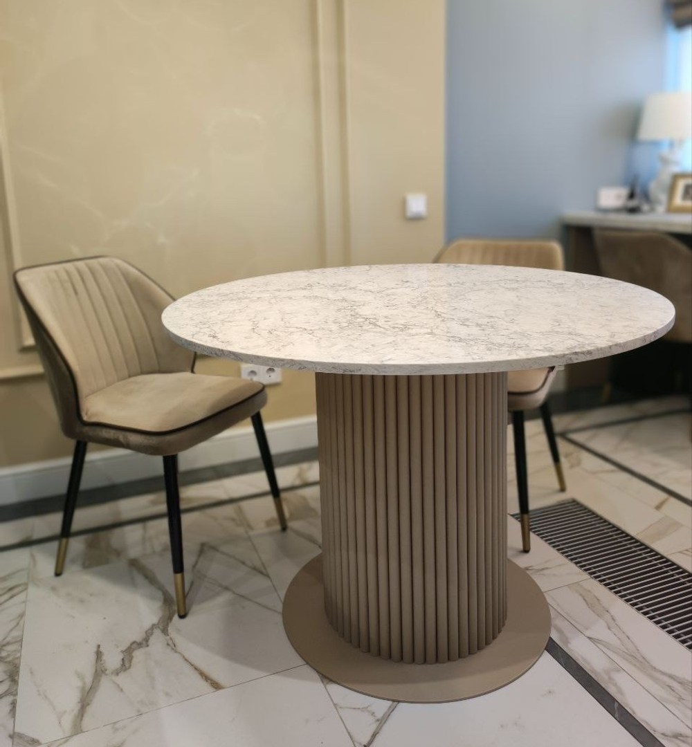 Круглый обеденный стол