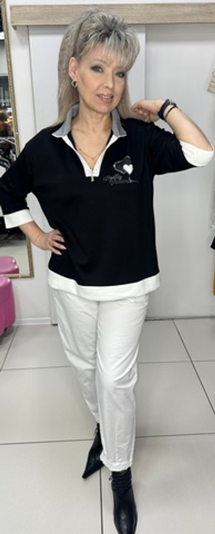 Трикотажный черный блузон с полосатым воротником