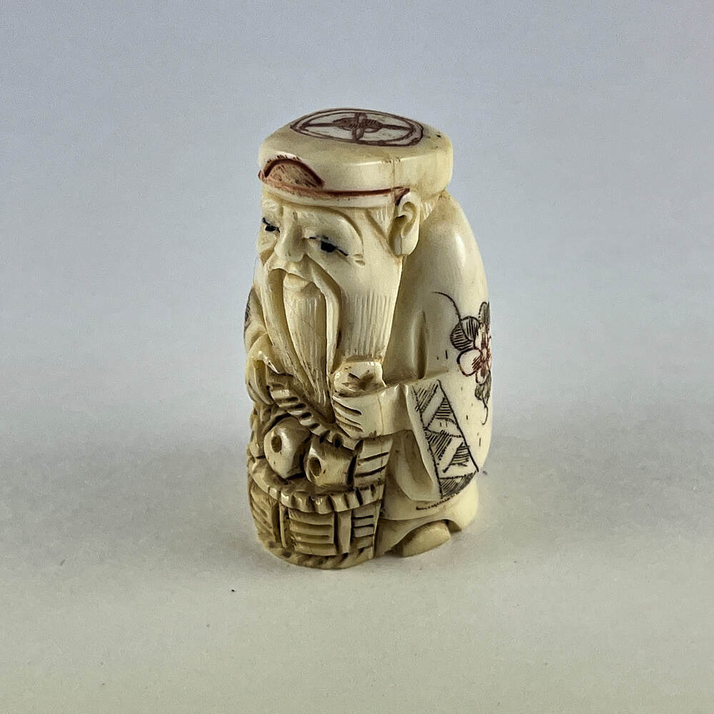 Статуэтка нэцкэ Дед с корзиной рыбы