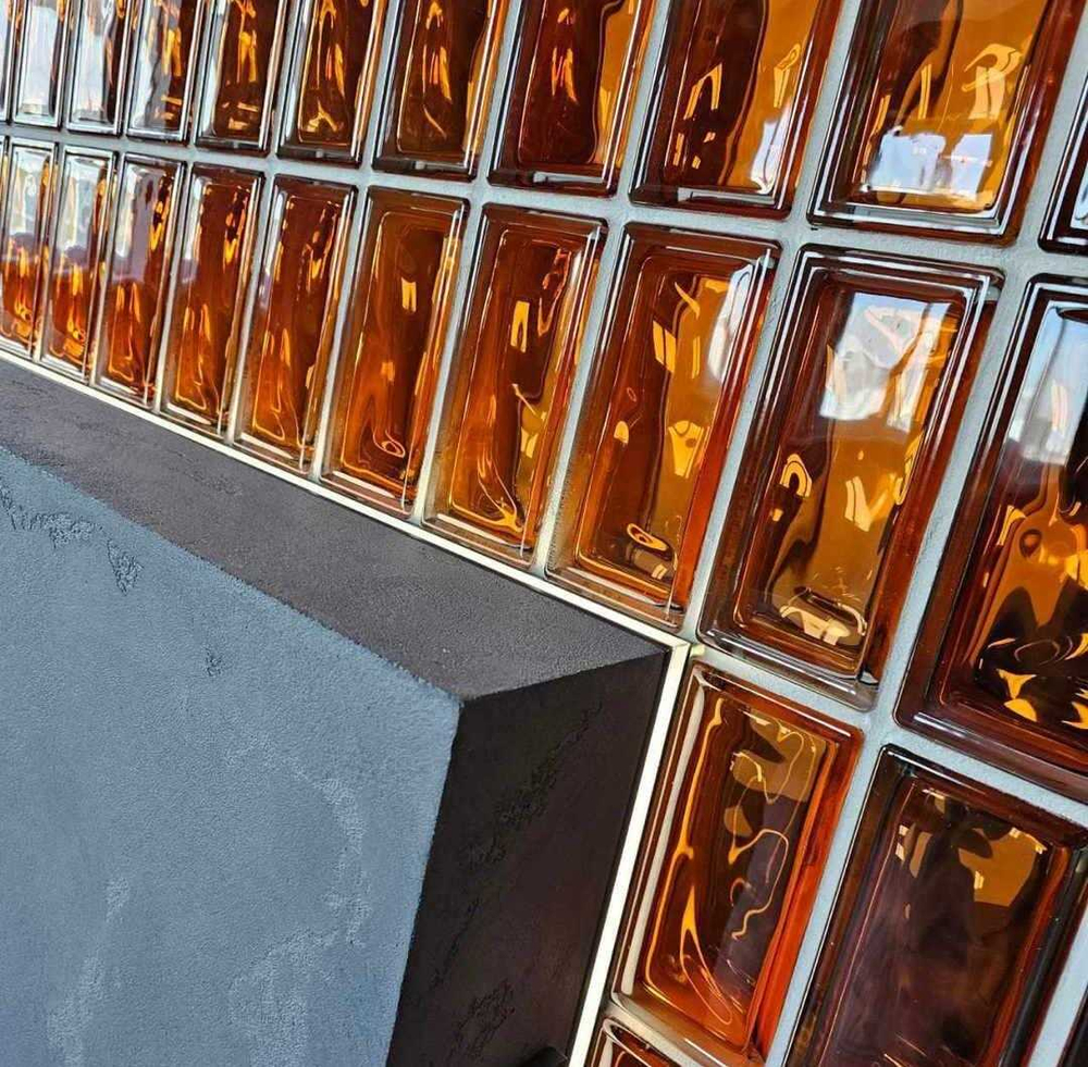 Фото Стеклоблок половинка оранжевый окрашенный изнутри  Vitrablok  19х9х8см.  в интерьере