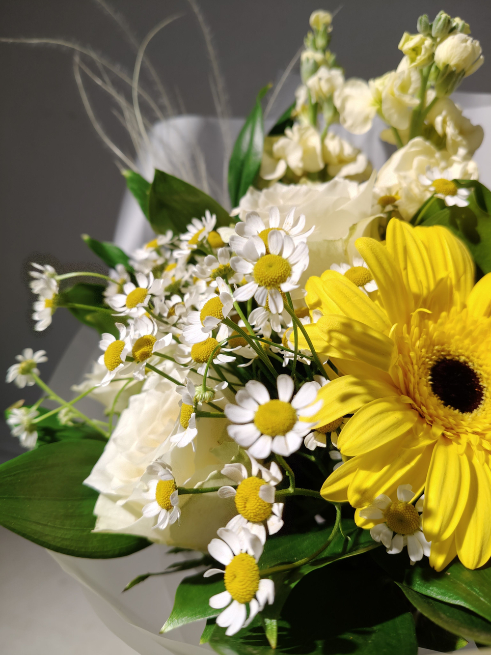 Стильный букет-кулек в яркой гамме (С0058)