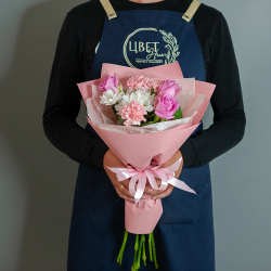 Сборный мини букет в розовом оформлении