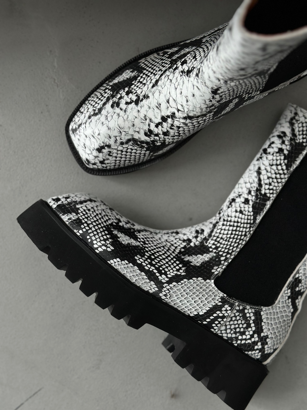 Челси с фигурным мысом LINDA SNAKE PRINT