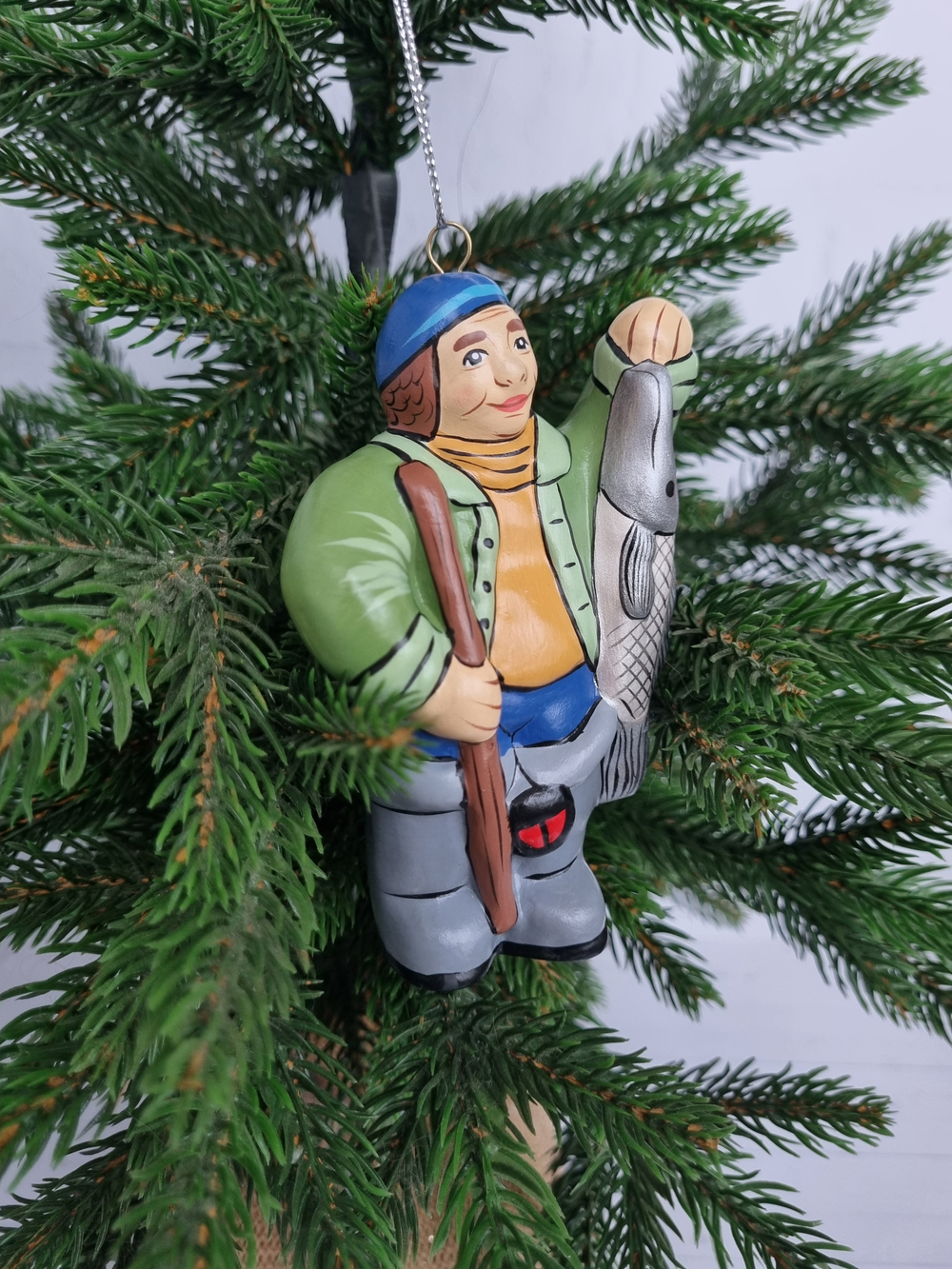 Елочная игрушка из фарфора Рыбак