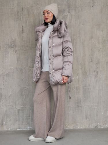 Серый дутый пуховик с капюшоном