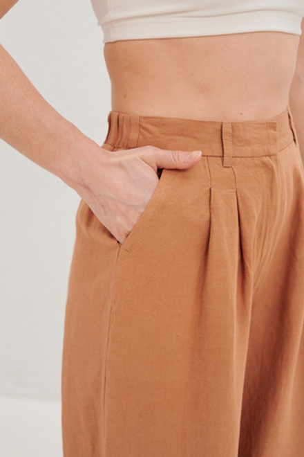 Брюки со складками из льна карамельного цвета