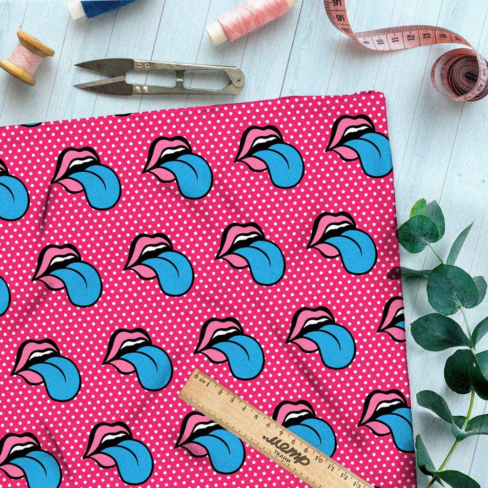 Ткань оксфорд 210 губы с голубым  языком на розовом фоне в горошик