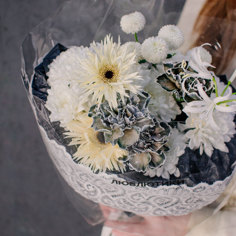 111. Кружевной авторский букет с нерине и диантусами
