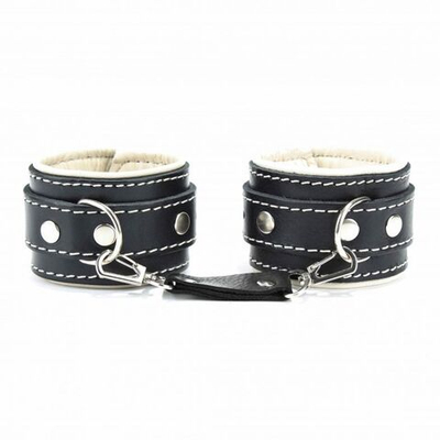 Черные наручники с бежевым подкладом (Цвет: черный с бежевым)