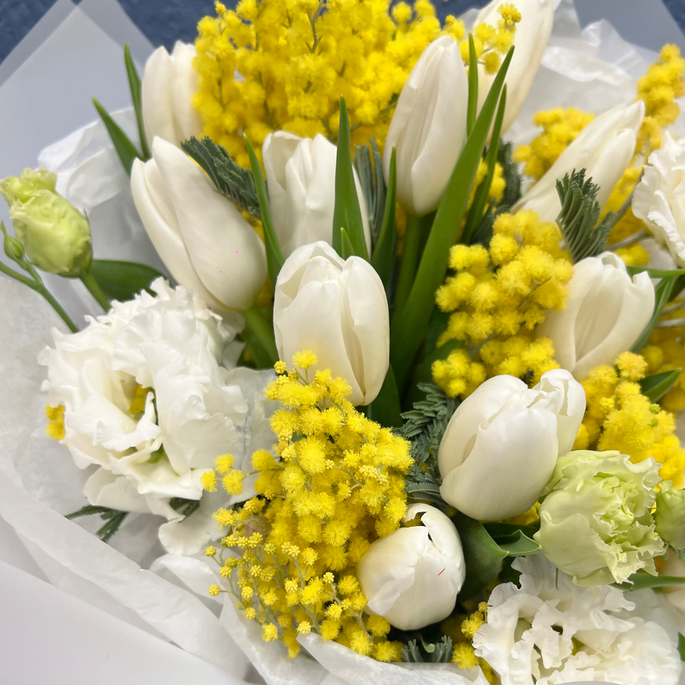 Весенний букет с белыми тюльпанами и ароматной мимозой